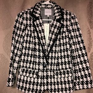 Women’s blazer size small, size 2/4 new with tags